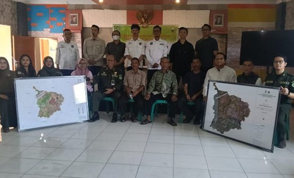 Prodi Teknik Geomatika Unjani Serahkan Hasil Pengmas Pemetaan Batas RT/RW Desa Sukarapih Sumedang