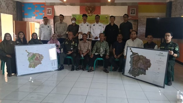 Prodi Teknik Geomatika Unjani Serahkan Hasil Pengmas Pemetaan Batas RT/RW Desa Sukarapih Sumedang